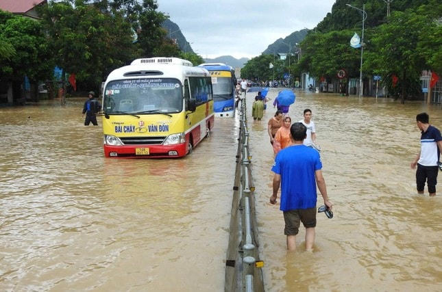 Quốc lộ 18 đoạn qua phường Quang Hanh, TP Cẩm Phả cũng bị ngập sâu, phương tiện di chuyển qua đây gặp rất nhiều khó khăn.