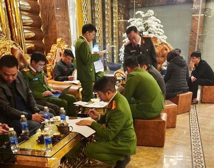 Đoàn công tác tiến hành kiểm tra, lập biên bản vi phạm tại cơ sở Karaoke A999 ngày 4/12/2022. Ảnh: CA TP Hà Nội.