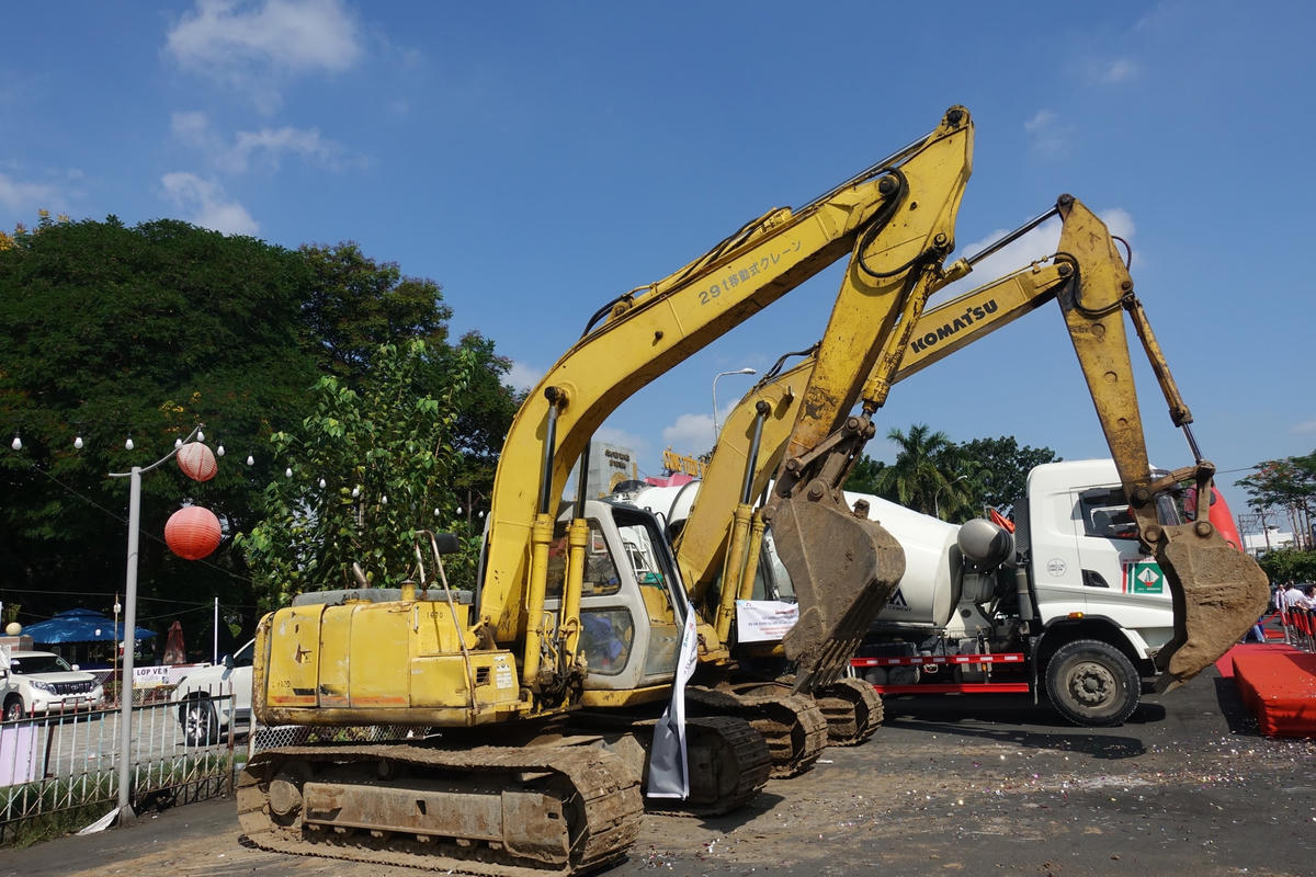 Nhiều máy móc tập trung thực hiện ngay gói thầu đầu tiên, với kỳ vọng sẽ hoàn thành sau 20 tháng.