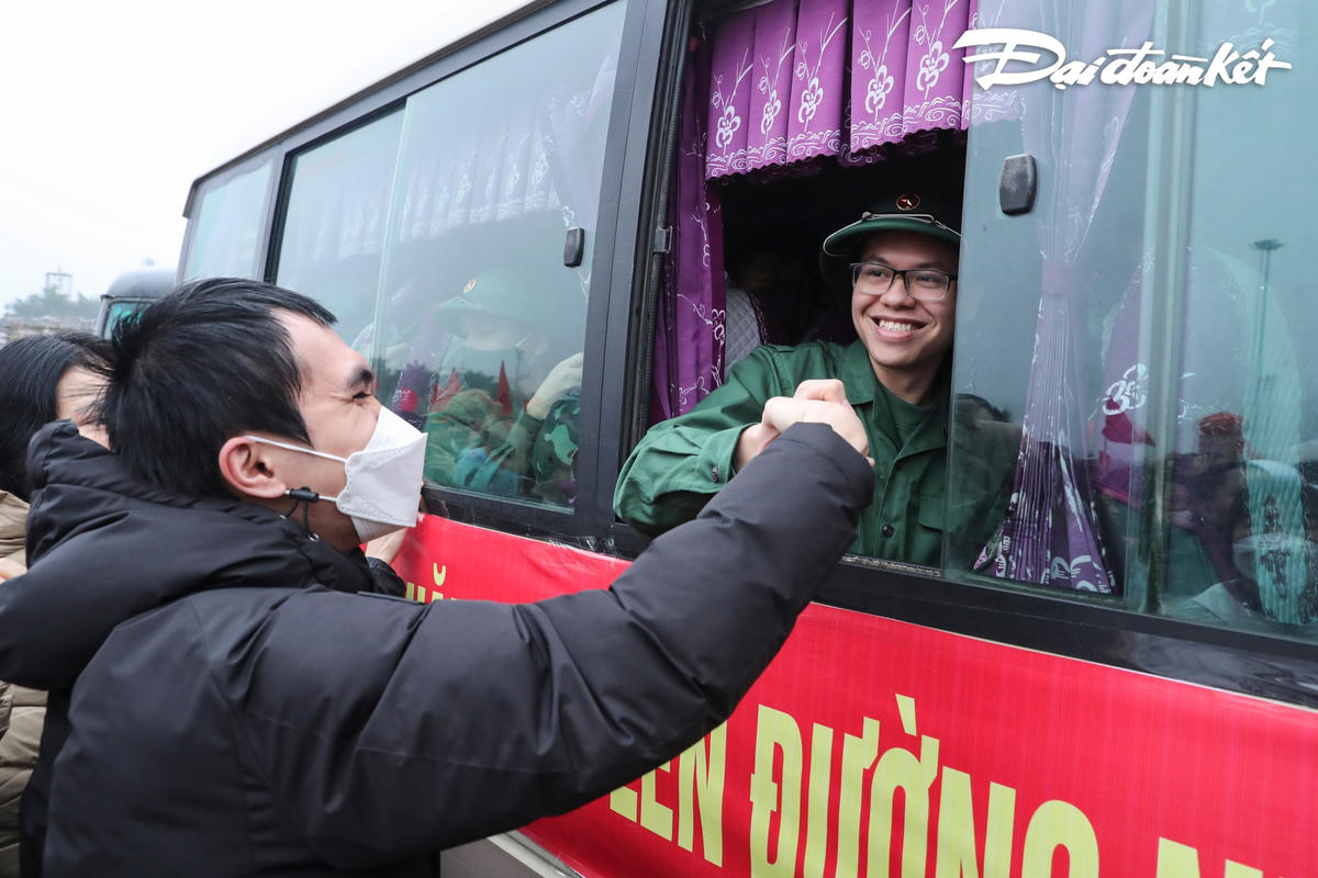 [ẢNH] Người thân lưu luyến chia tay tân binh lên đường nhập ngũ