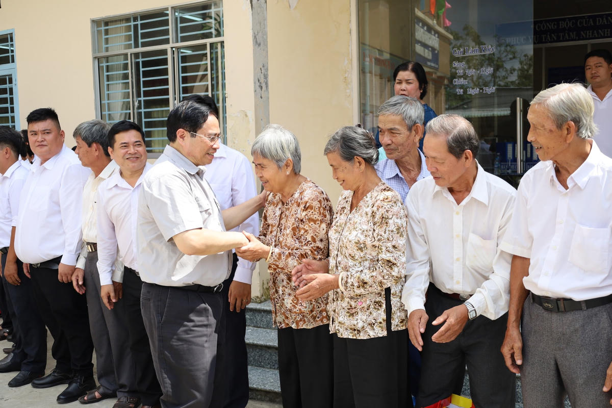 Thủ tướng Phạm Minh Chính thăm hỏi chung vui cùng với bà con nhân dân xã Nhơn Ái.