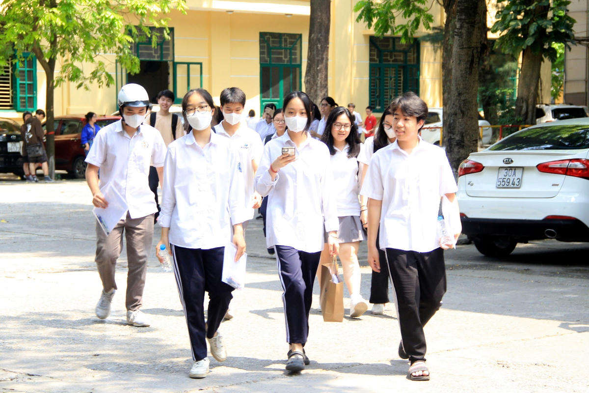 Thí sinh tại điểm thi Trường THPT Phan Đình Phùng (quận Ba Đình).