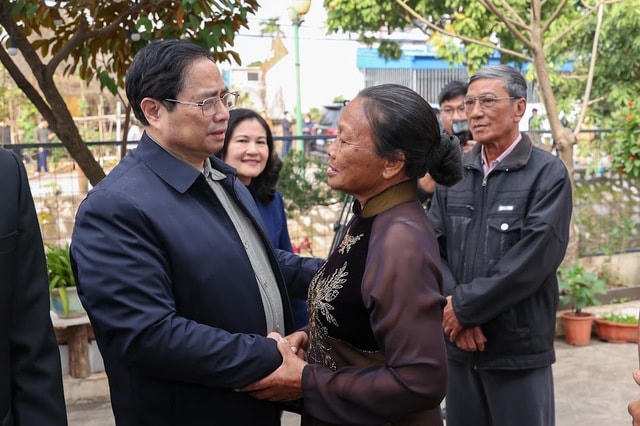 Thủ tướng thăm thân nhân Liệt sỹ ở địa phương.