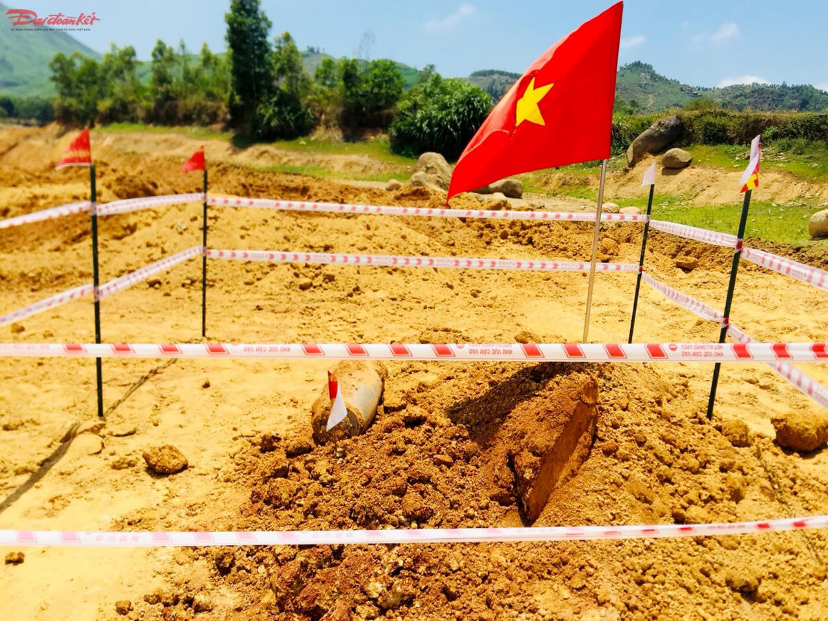 Thi công nạo vét đập, người dân phát hiện quả bom 'khủng'.