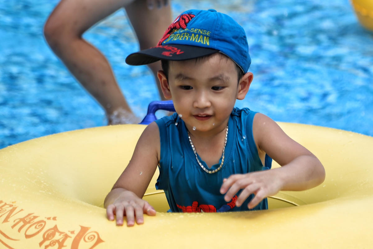 Hà Nội nắng như 'đổ lửa', người dân ùn ùn ra công viên nước giải nhiệt