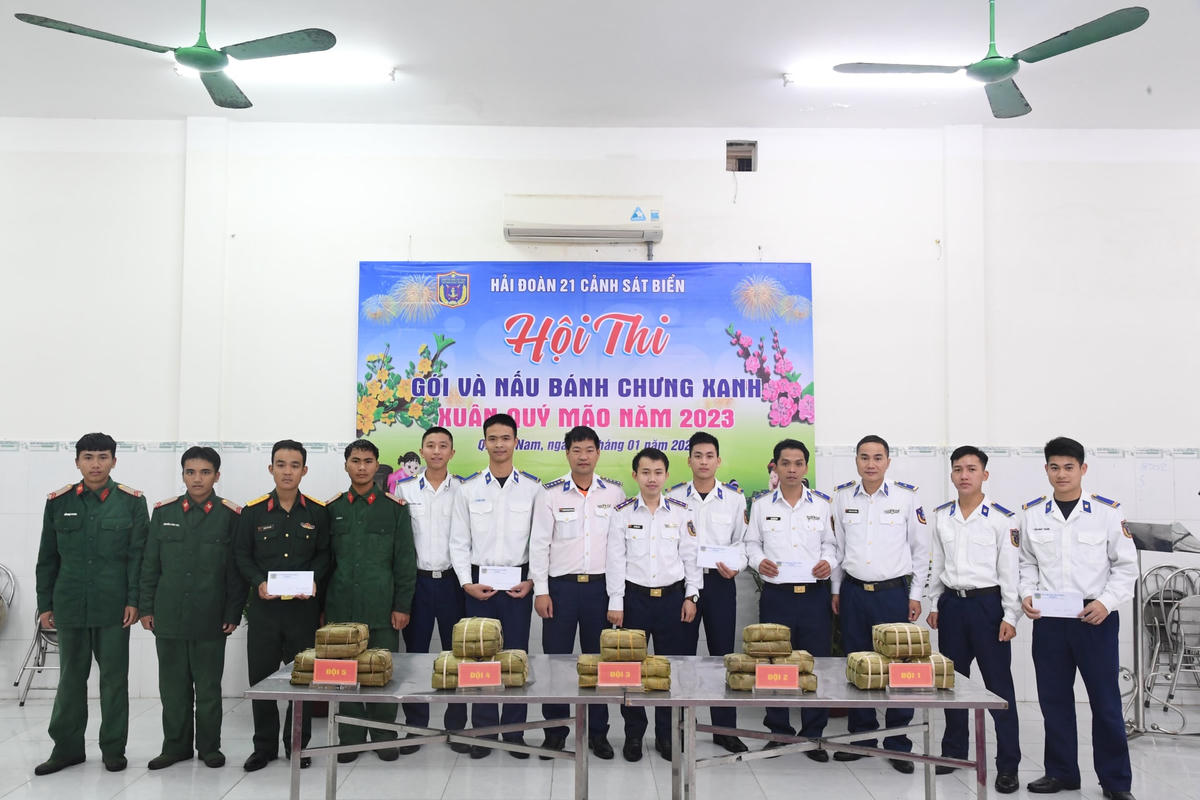 Trao giải cho các đội tham Hội thi “Gói và nấu bánh chưng xanh”.