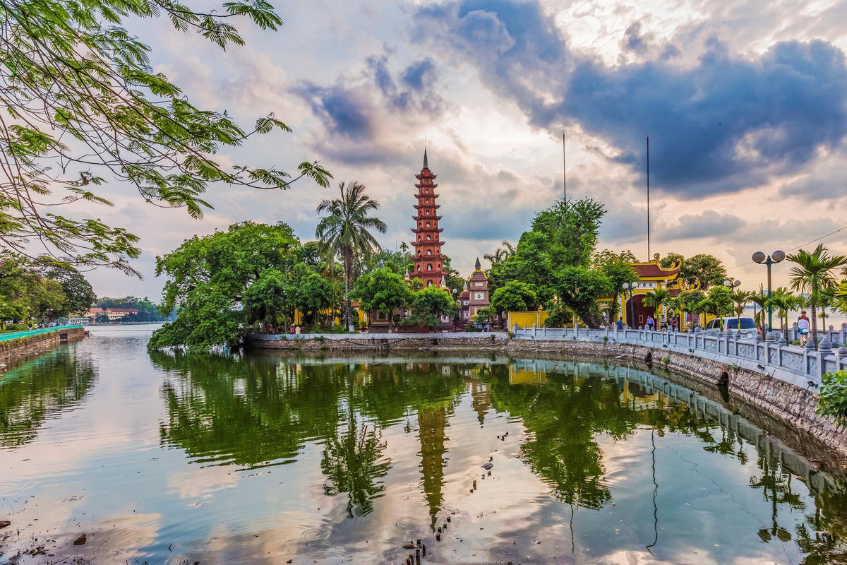 Chiều Hồ Tây (Hà Nội).