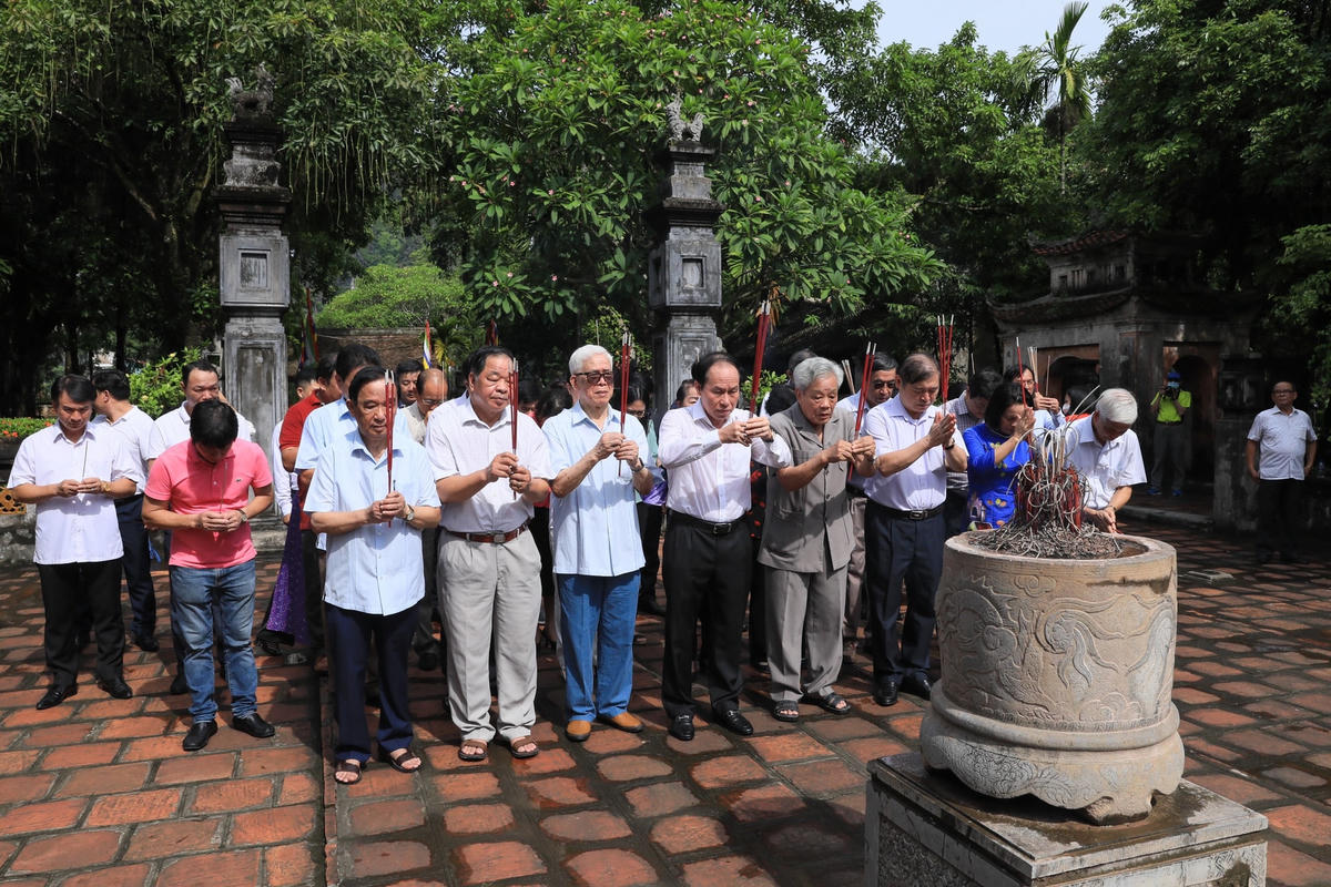 [Ảnh] Phó Chủ tịch - Tổng Thư ký Lê Tiến Châu dâng hương tại Đền thờ vua Đinh, vua Lê
