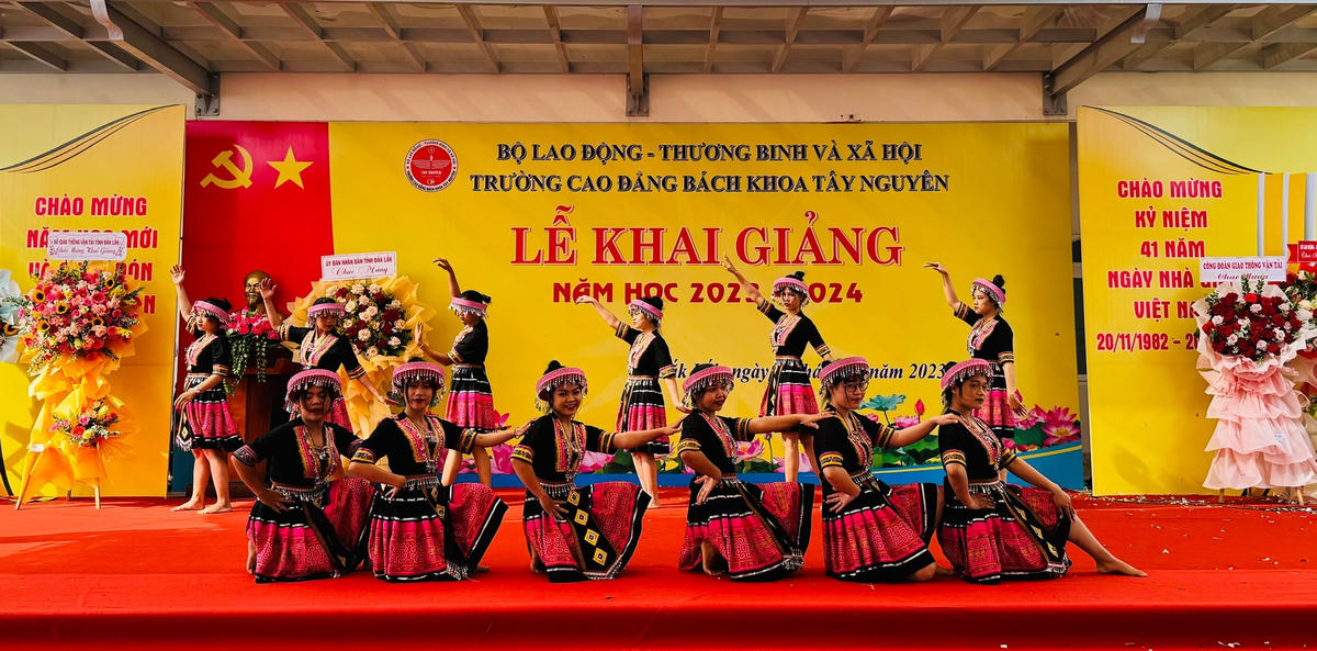 Tiết mục văn nghệ đặc sắc trong ngày Khai giảng.