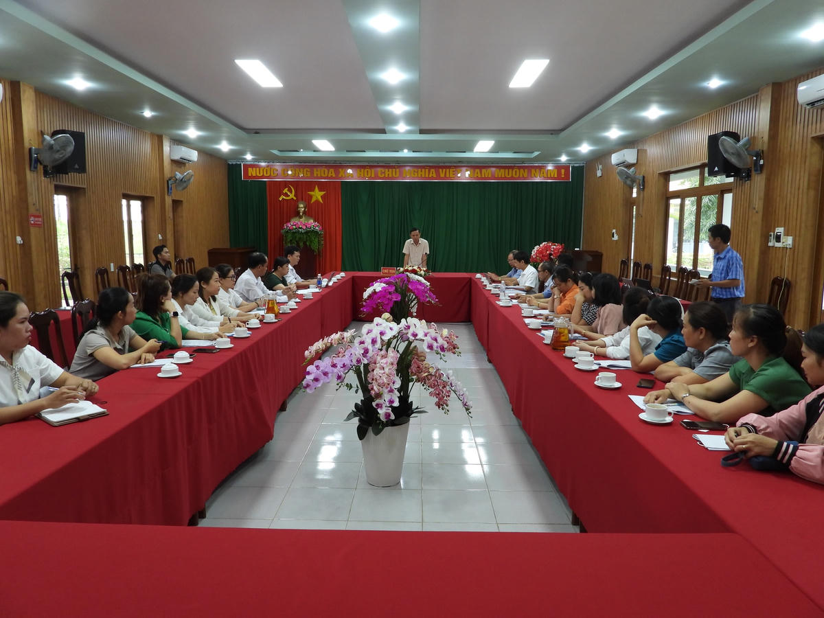Ông Phạm Trung Nghĩa, Chủ tịch UBND huyện kết luận cuộc họp.