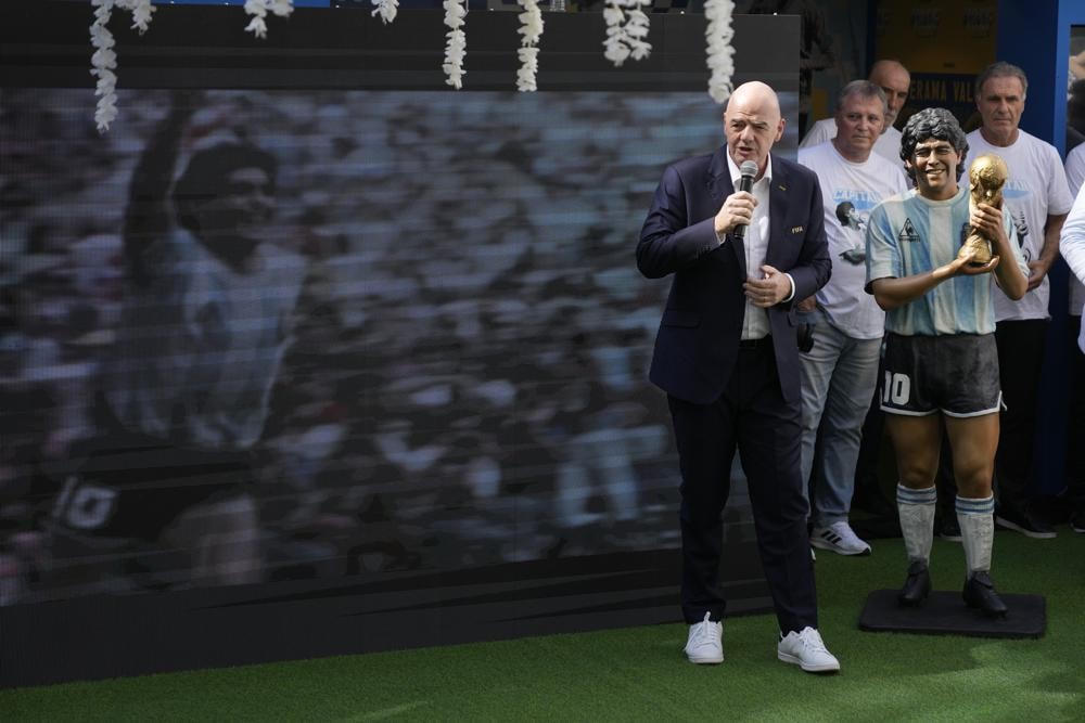 Chủ tịch FIFA Gianni Infantino bên cạnh bức tượng của Maradona.