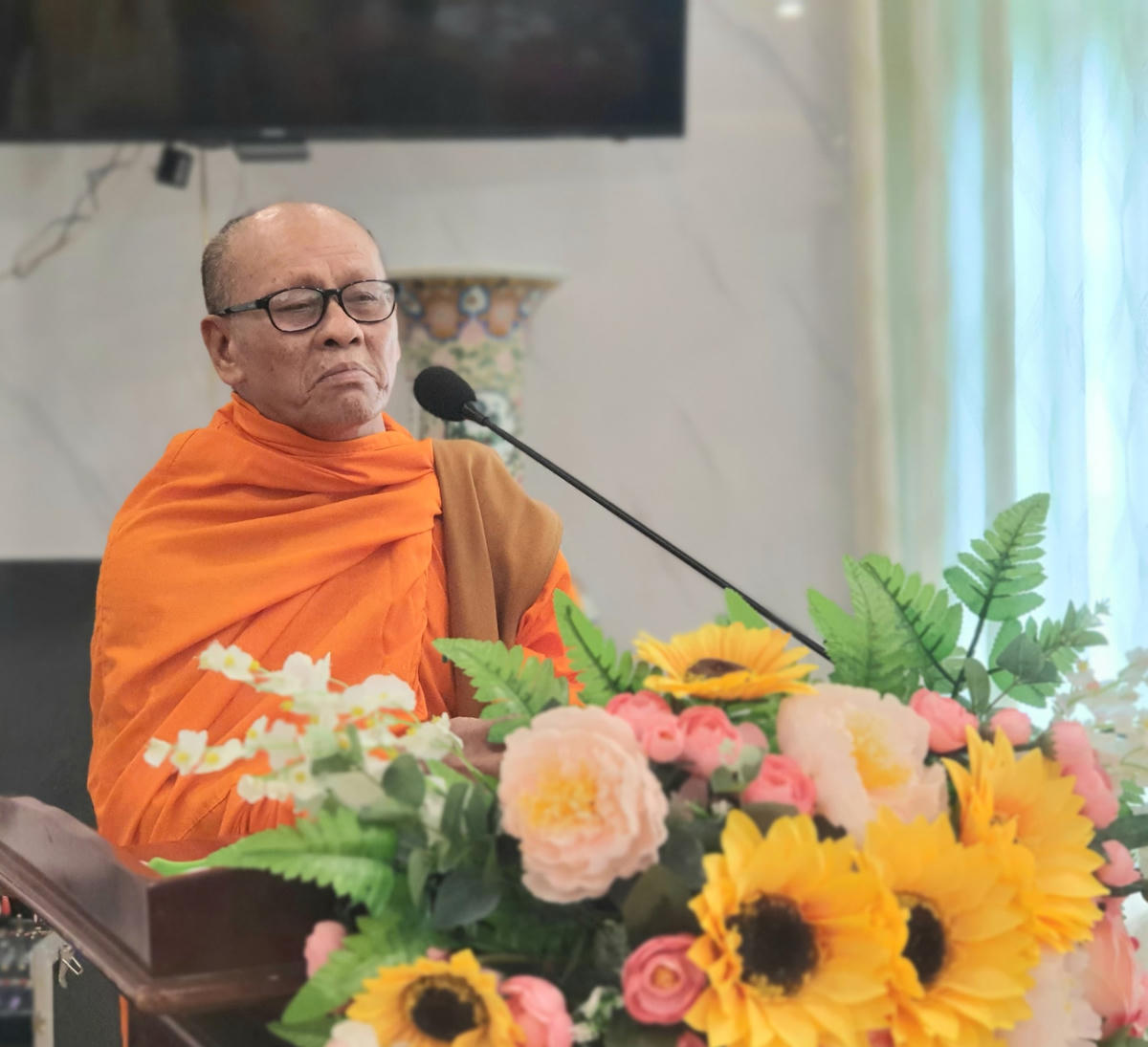 Hòa thượng Hữu Hinh - Chủ tịch Hội Đoàn kết sư sãi yêu nước tỉnh, Trụ trì chùa Cù Lao phát biểu tại buổi họp mặt.