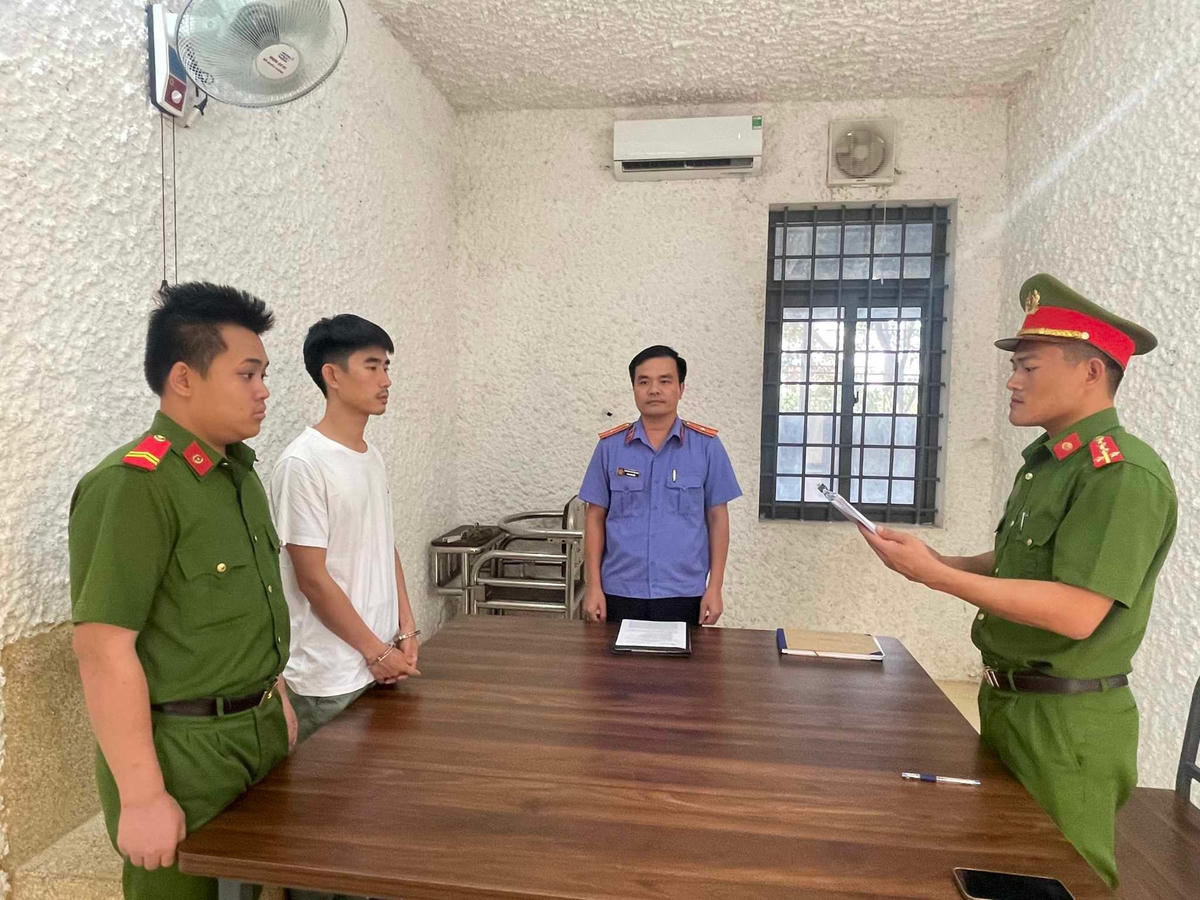 Cơ quan chức năng tống đạt các quyết định đối với bị can Trần Huy Hiệu.
