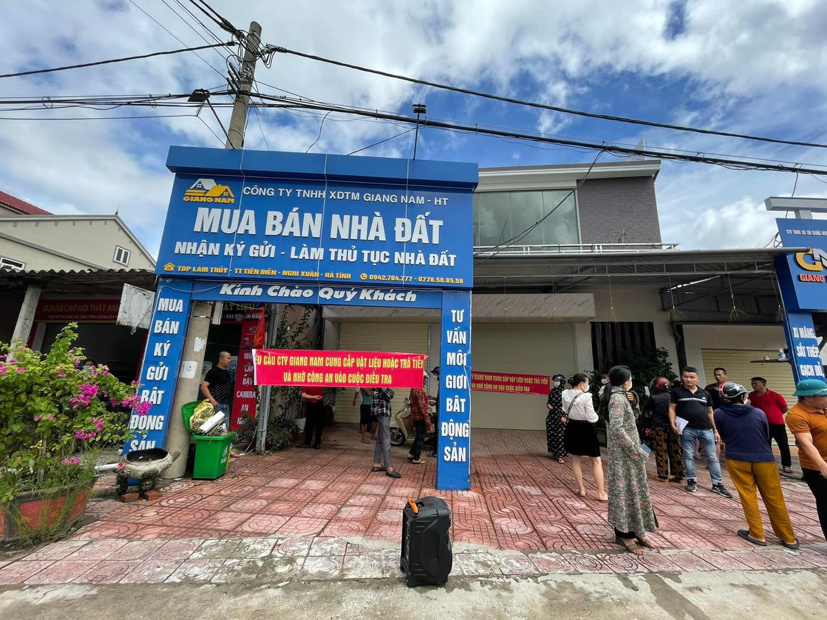 Hàng chục người dân tập trung tại trụ sở Công ty Giang Nam để đòi nợ.
