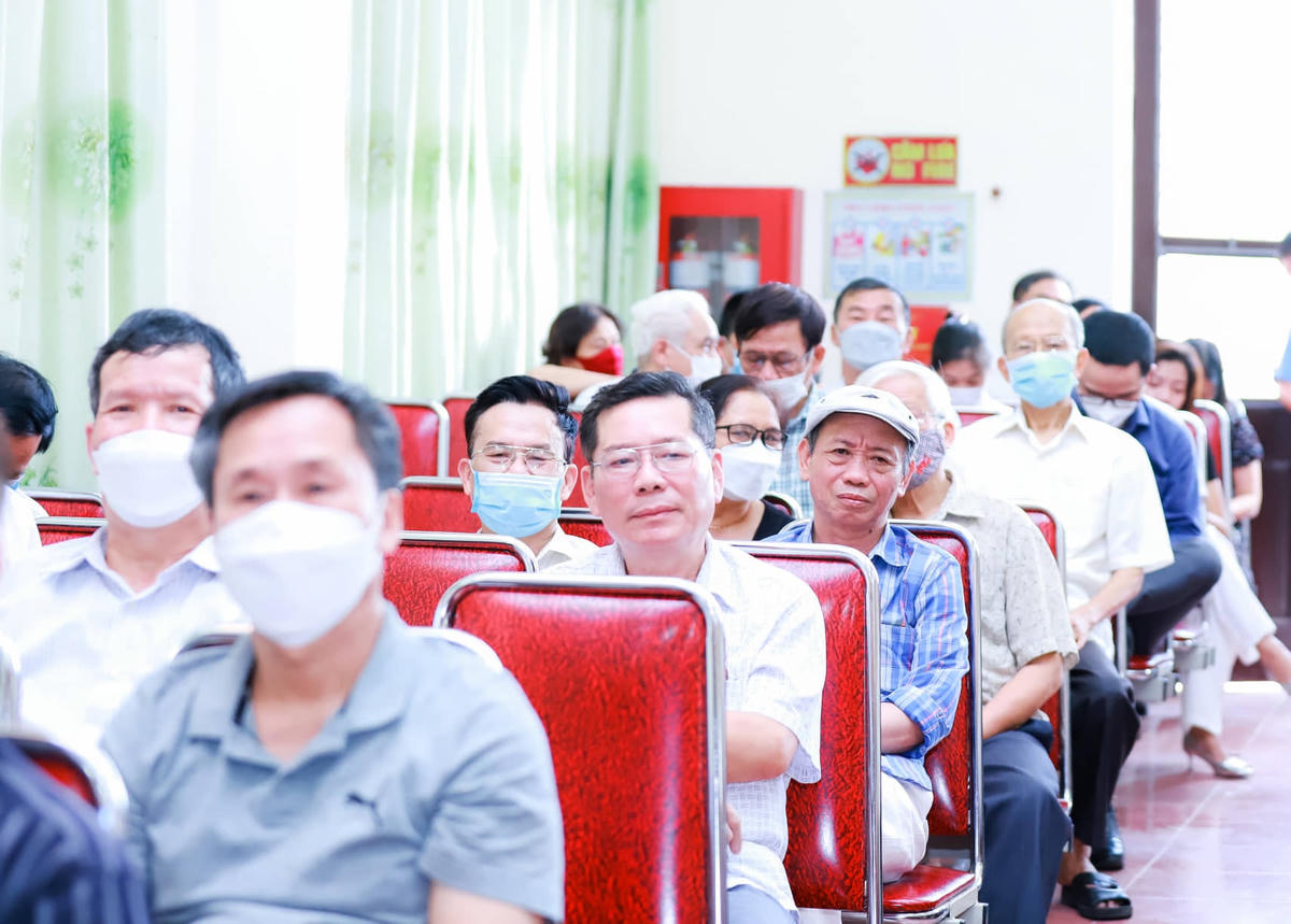 Dù trời nắng nóng, nhưng cử tri TP Vinh vẫn tham gia nhiệt tình góp ý kiến, kiến nghị đến đại biểu Quốc hội vào chiều 13/5.