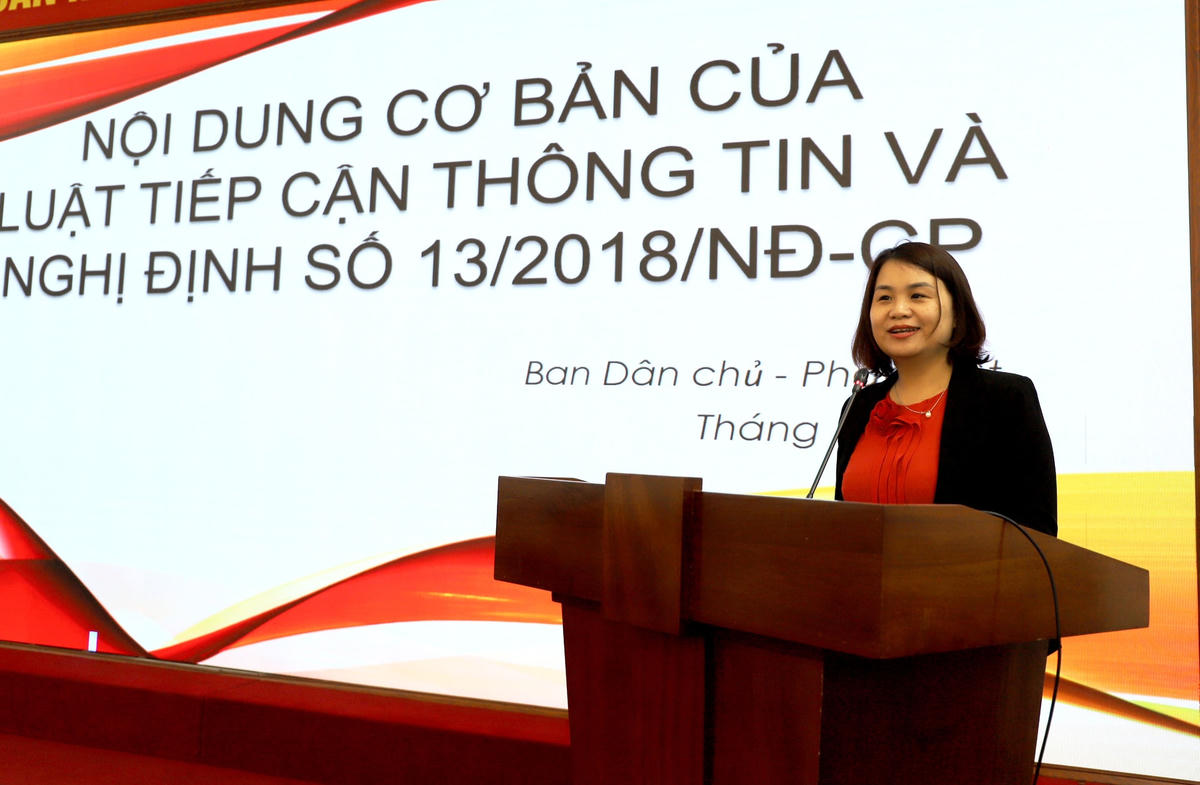Các báo cáo viên trình bày nội dung chuyên đề tại buổi sinh hoạt.