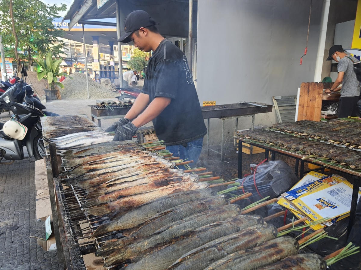Mới sáng sớm những tiệm bán cá lóc nướng ở đường Võ Thị Sáu, Phường 3 rất đông khách đến mua, chủ tiêm cho biết đã chuẩn bị 1.000 con cá lóc nướng bán sạch trọng sáng ngày hôm nay. "Giá bình thường khoảng 110.000-120.000/con nhưng ngày vía Thần Tài vật giá tăng nên tiệm cũng bán tăng thêm từ 10.000 đến 20.000 đồng/con. Tôi nướng từ 3h sáng đến hơn 8h đã hết sạch", chủ sạp cá lóc nướng phấn khởi nói. Người mua vây kín một tiệm bán bánh báo ở chợ phường 3, TP Bạc Liêu.Người dân quan niệm cúng banh bao ngày vía Thần Tài sẽ mang lại nhiều may mắn.Ngoài ra, bánh bao, bánh bò, bánh da lợn, bánh bông lan cũng bán rất đắt. Nếu như ngày thường chỉ có vài điểm bán và số lượng không nhiều nhưng trong ngày vía Thần Tài, xuất hiện nhiều điểm bán bánh với số lượng lớn.  Nếu đến mua trễ sẽ không còn bánh để mua.