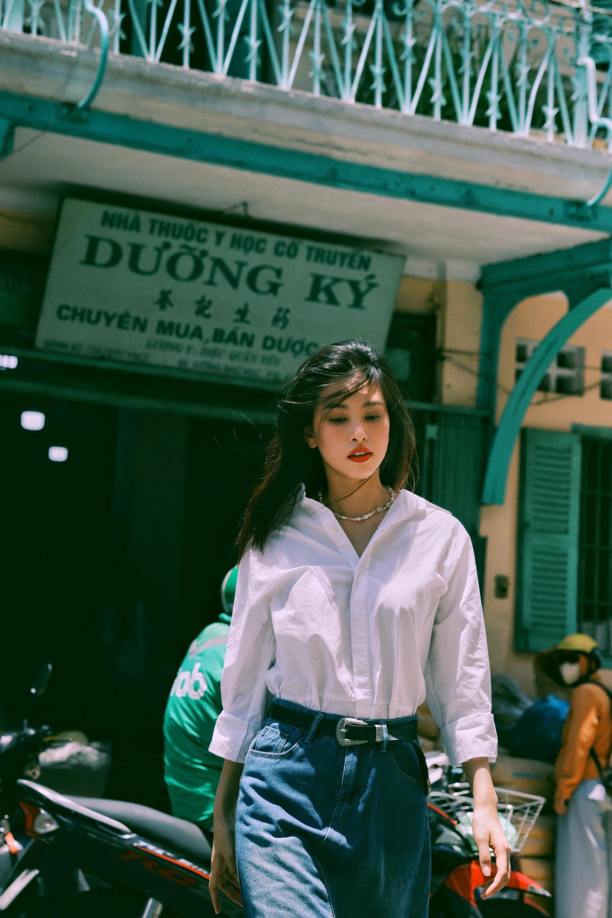 Bộ ảnh được Tiểu Vy thổi hồn bằng nét diễn tự nhiên, nụ cười hồn nhiên, trong trẻo của tuổi đôi mươi.