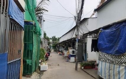 Dãy nhà trọ nơi xảy ra vụ hành hạ khiến bé gái 17 tháng tuổi tử vong.