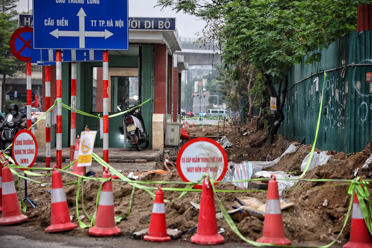 Theo đó, ngay từ đầu tháng 4/2023, các công nhân đã chuẩn bị dựng rào chắn, vận chuyển các thiết bị phục vụ việc thi công dự án.