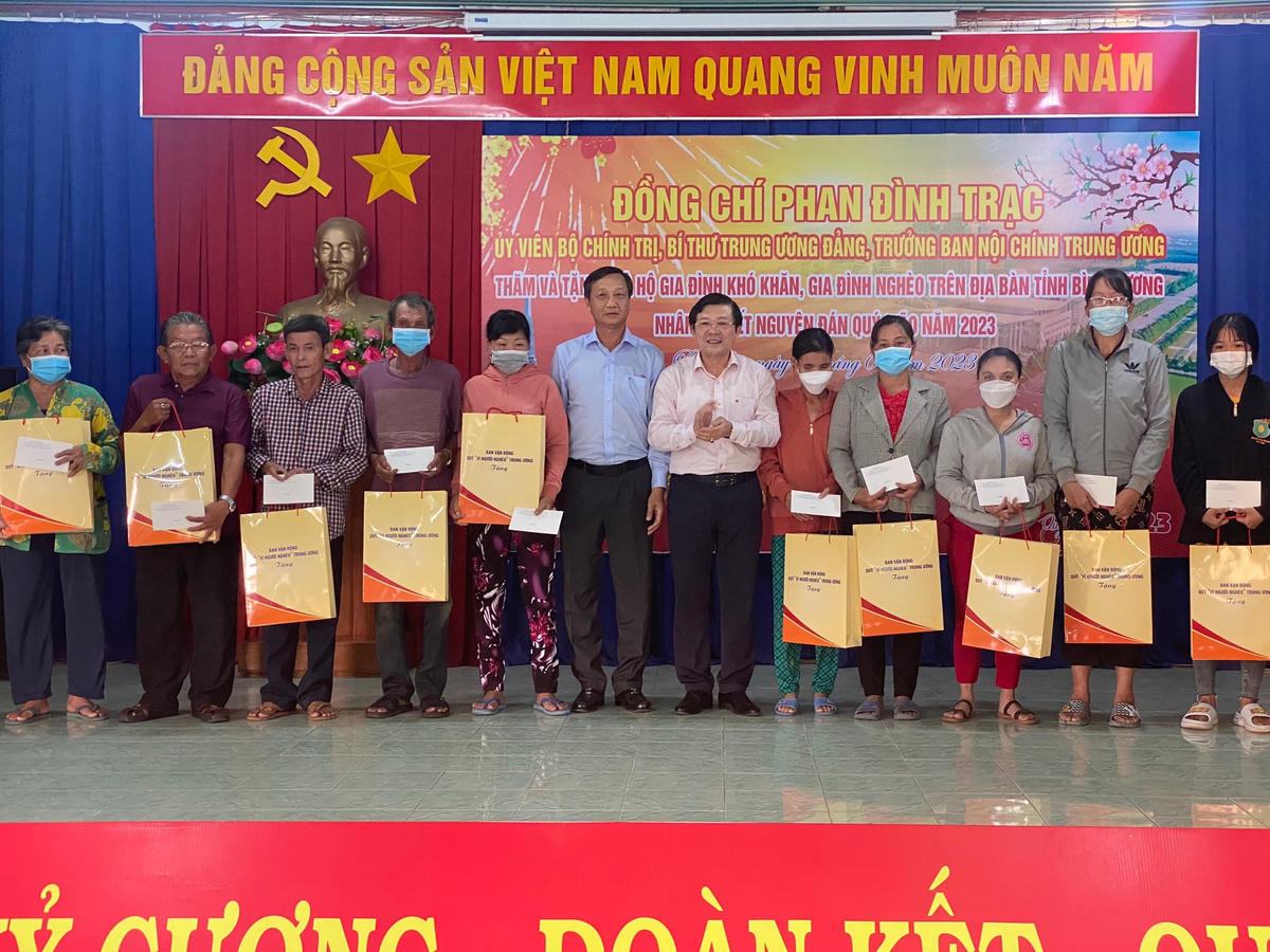 Ông Nguyễn Hữu Dũng trao quà hỗ trợ người nghèo tại thị xã Bến Cát.