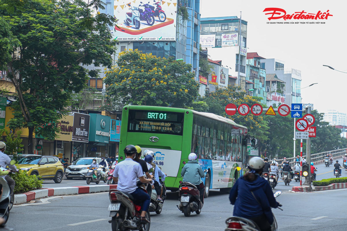 Chuyên gia giao thông Phan Lê Bình cho biết, dù có biển cấm nhưng hàng loạt xe máy vẫn ngang nhiên đi lên mà không phạt thì sẽ không thể giải quyết dứt điểm được. Nhưng nếu có cảnh sát giao thông chặn hai đầu cầu để xử phạt thì sẽ chẳng có phương tiện nào dám đi lên nữa.