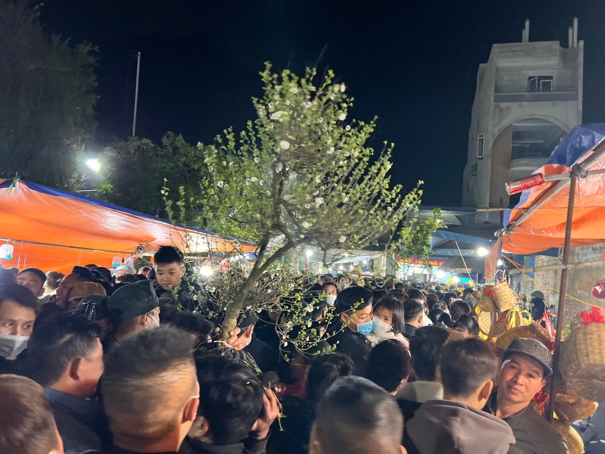 Tận thấy phiên chợ 'mua may, bán rủi' đầu xuân