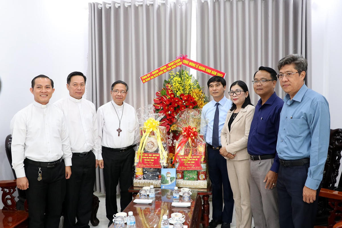 Bí thư Tỉnh ủy Dương Văn An cùng đoàn công tác tặng quà và hoa chúc mừng Giáng sinh Tòa Giám mục Giáo phận Phan Thiết và Giám mục Giuse Đỗ Mạnh Hùng.