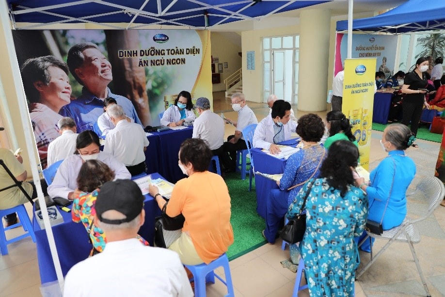 Hoạt động đo loãng xương và tư vấn sức khỏe lão khoa luôn được người cao tuổi chú trọng và có nhu cầu thăm khám nhiều nhất.