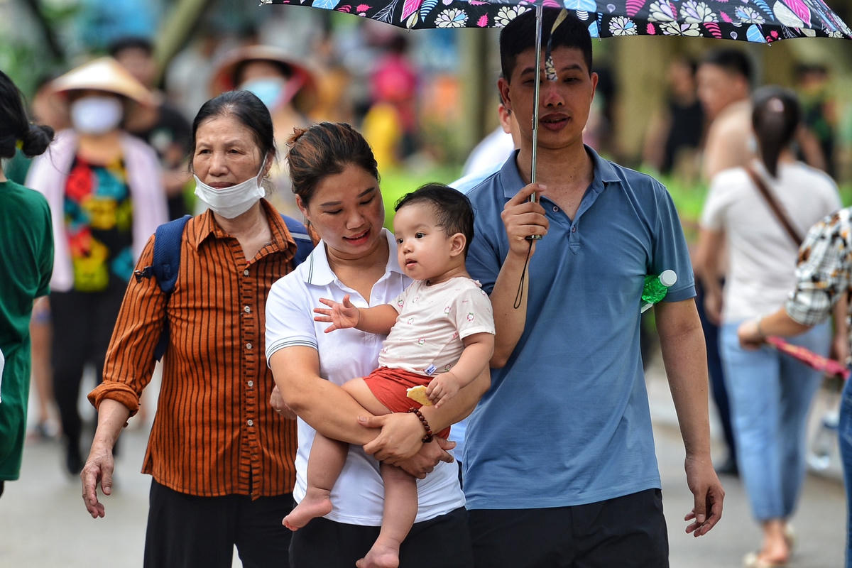 Mặc nắng nóng, Công viên Thủ Lệ đông vui ngày Quốc tế Thiếu nhi