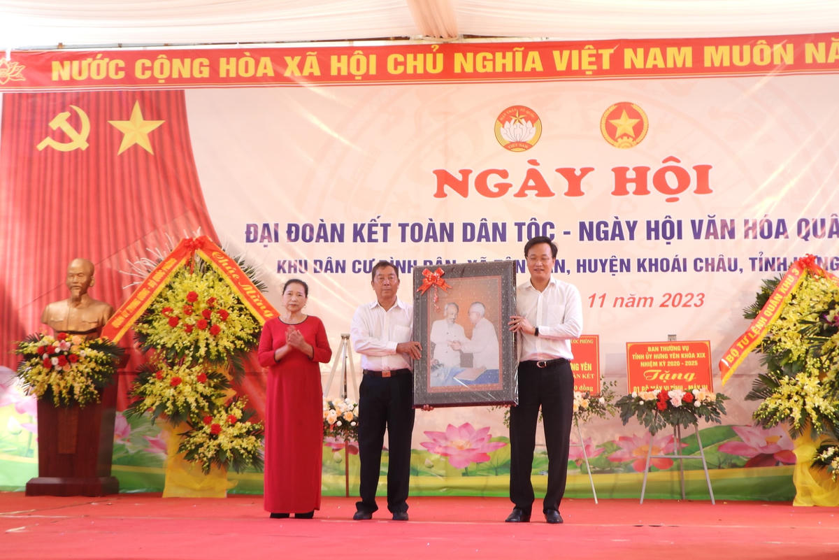 Bí thư Tỉnh ủy Hưng Yên Nguyễn Hữu Nghĩa trao quà tặng cho thôn Bình Dân.