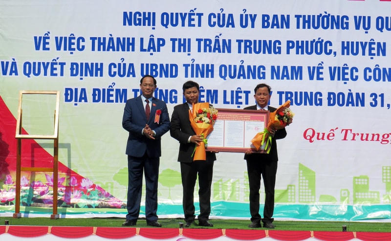 Ông Trần Quang Phương, Phó Chủ tịch Quốc hội trao Nghị quyết thành lập thị trấn Trung Phước cho lãnh đạo địa phương.