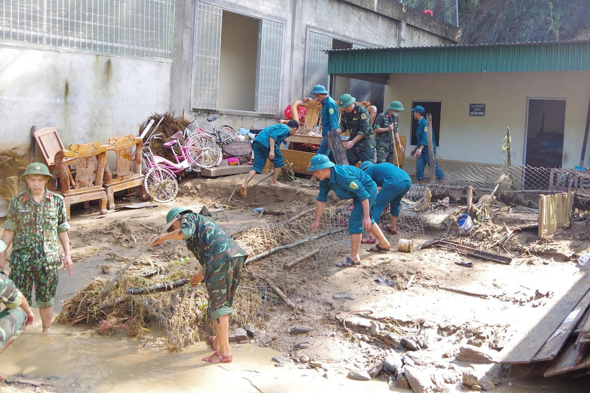 Bộ đội giúp người dân vùng lũ quét, lũ ống Kỳ Sơn thu dọn, khắc phục hậu quả (Ảnh: H.L).