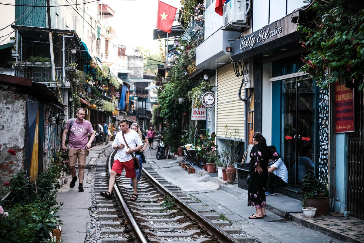 Phố đường tàu Phùng Hưng từng là một trong những địa điểm thu hút khách du lịch khi đến Hà Nội. Thế nhưng nơi đây đã phải tạm thời đóng cửa một thời gian do dịch bệnh và quy định an toàn hành lang đường sắt.