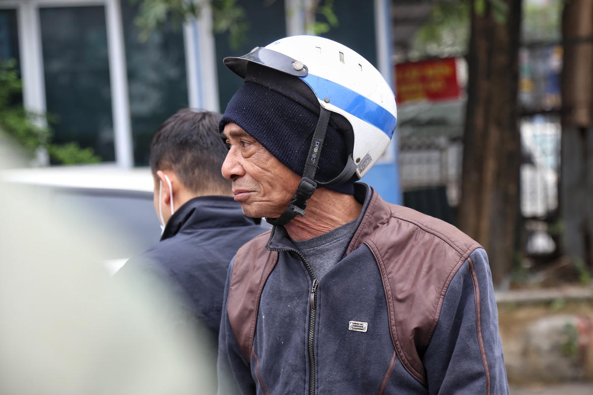 Tương tự, sợ chẳng thế đăng kiểm xe chú N.T.H. trú tại Hà Đông, Hà Nội còn nửa tháng nữa mới hết hạn đăng kiểm nhưng đã vội vàng đến để nhận phiếu hẹn vì lo nếu sát ngày xe không được đăng kiểm thì sẽ phải nghỉ làm.