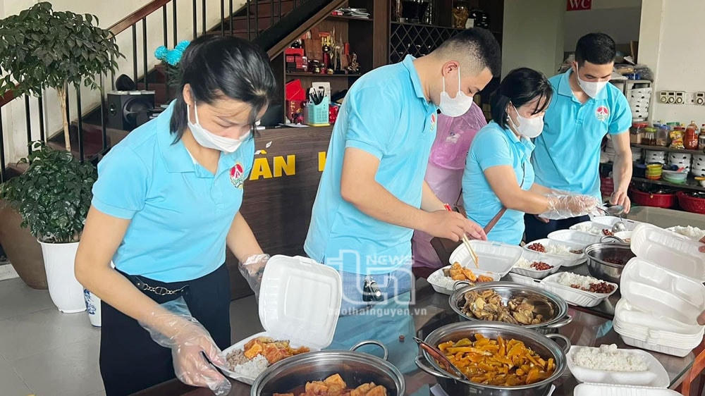 Thành viên Câu lạc bộ Thanh niên tình nguyện TP. Phổ Yên tham gia chuẩn bị các suất ăn miễn phí.