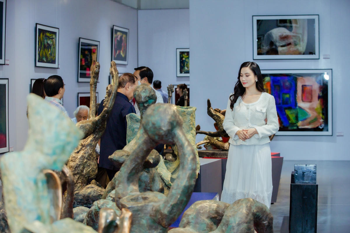 Tác phẩm điêu khắc của họa sĩ Ngô Xuân Bích được trưng bày tại Bảo tàng Hà Nội. 