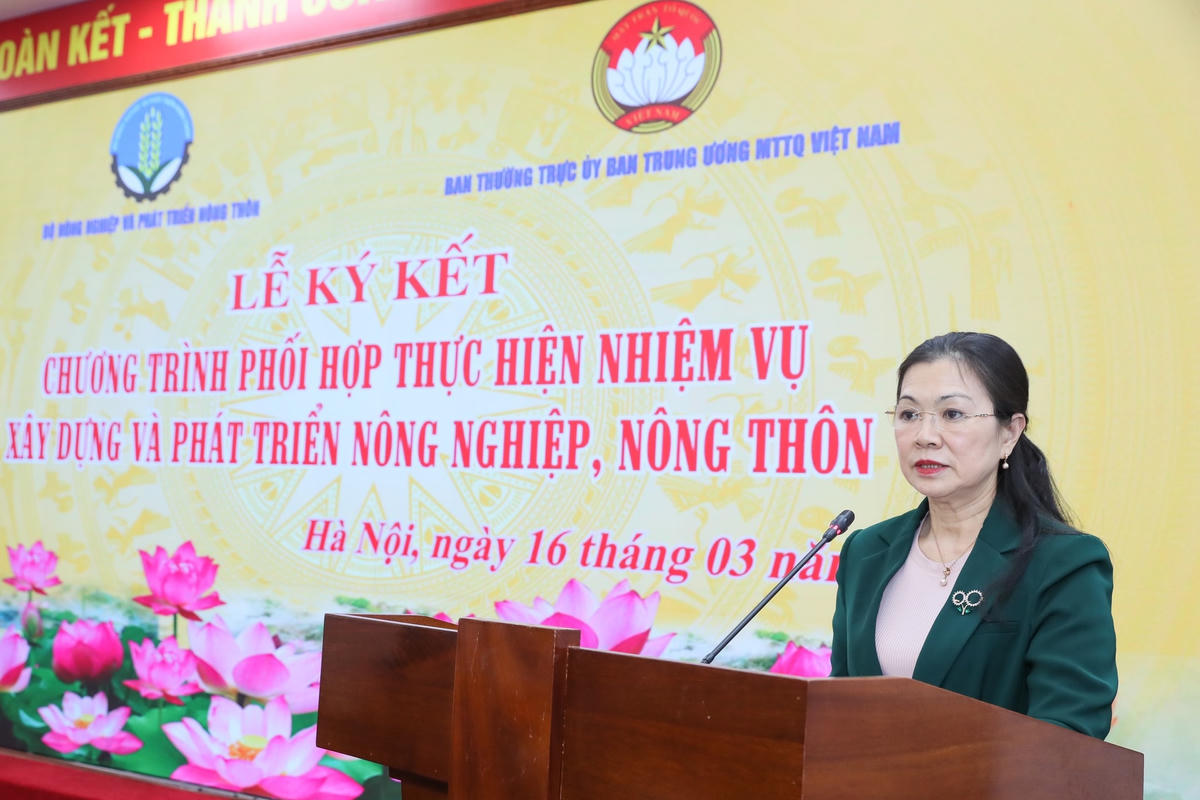 Phó Chủ tịch Trương Thị Ngọc Ánh trình bày dự thảo nội dung chương trình phối hợp