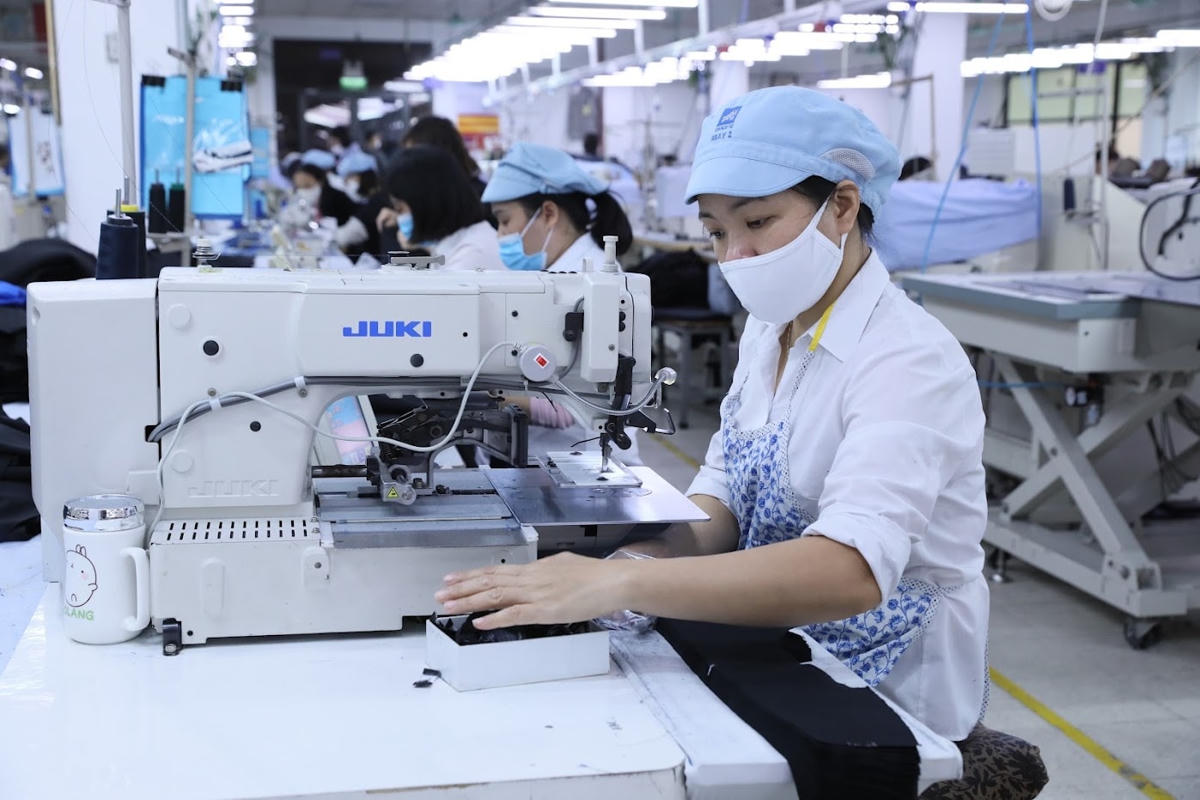 Doanh nghiệp dệt may vẫn chưa hết khó về đơn hàng xuất khẩu. Ảnh: Quang Vinh.