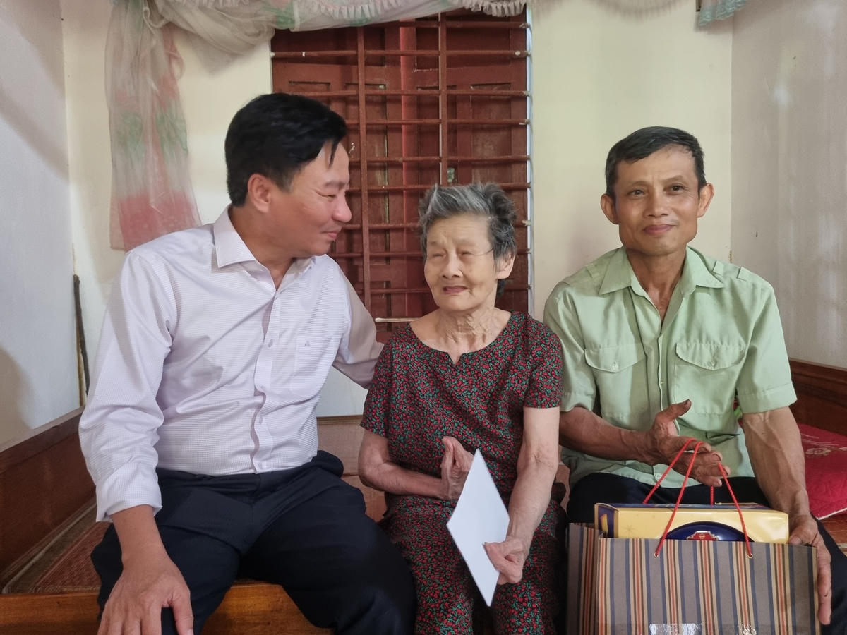 Đoàn công tác thăm, trao quà nhiều thương binh, gia đình chính sách tại huyện Vĩnh Linh.