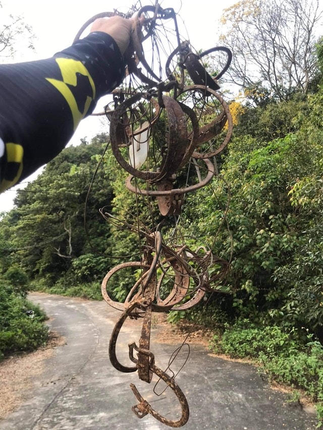 Hàng chục bẫy kẹp, bẫy rút được nhóm tình nguyện viên tìm thấy cạnh đường đi chiều 2/4.