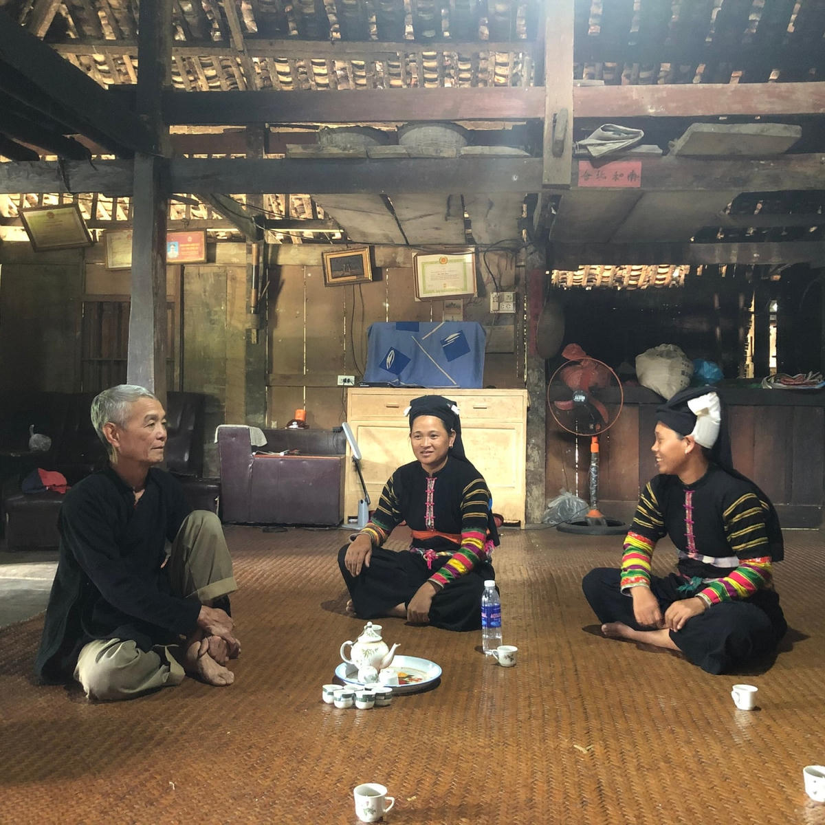 Người có uy tín vận động, tuyên truyền người dân chấp hành chủ trương của Đảng, pháp luật của Nhà nước.