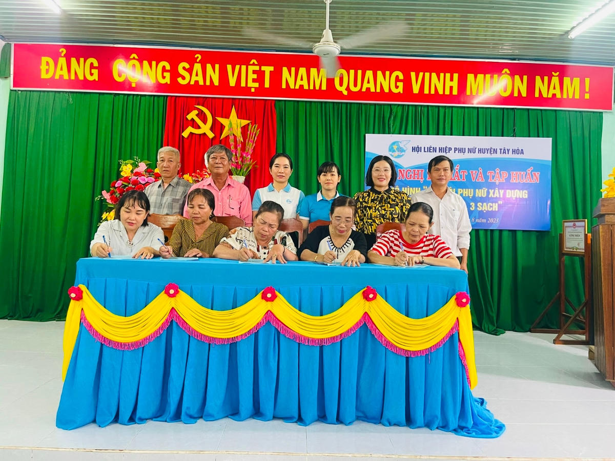  Ký kết mô hình Chi hội phụ nữ xây dựng gia đình 5 có, 3 sạch.
