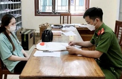 Đối tượng Lê Thị Xuyến tại cơ quan Công an.