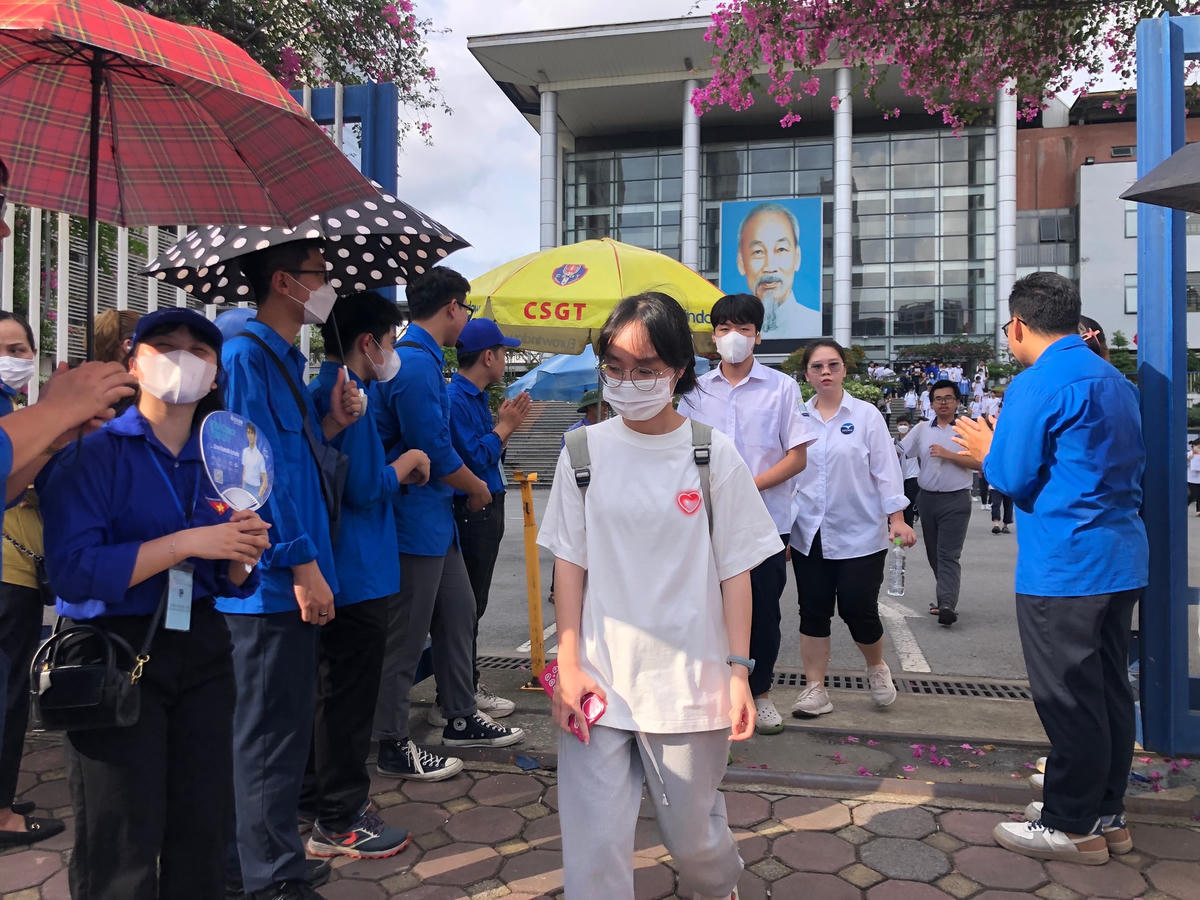 Các thí sinh ra ngoài khu vực thi với những tâm trạng khác nhau.