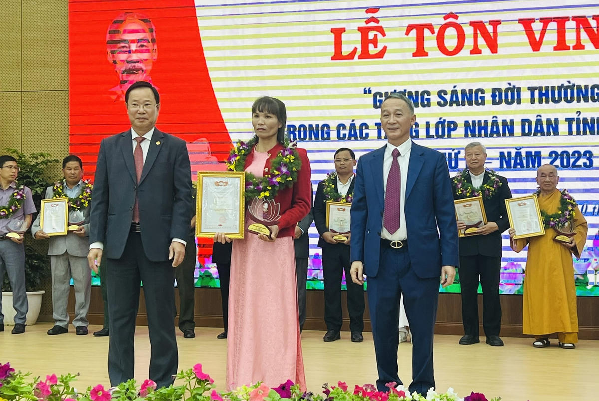 Chủ tịch UBND tỉnh Trần Văn Hiệp và Chủ tịch Ủy ban MTTQ Việt Nam tỉnh Phạm Triều tặng hoa, biểu trưng tôn vinh gương sáng đời thường.
