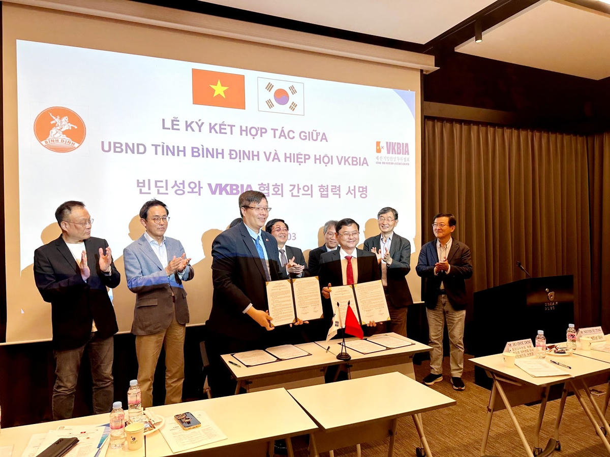 UBND tỉnh Bình Định và VKBIA trao biên bản ghi nhớ hợp tác.