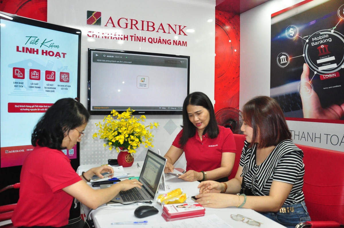 Người dân trải nghiệm các sản phẩm số tại Ngày hội. 