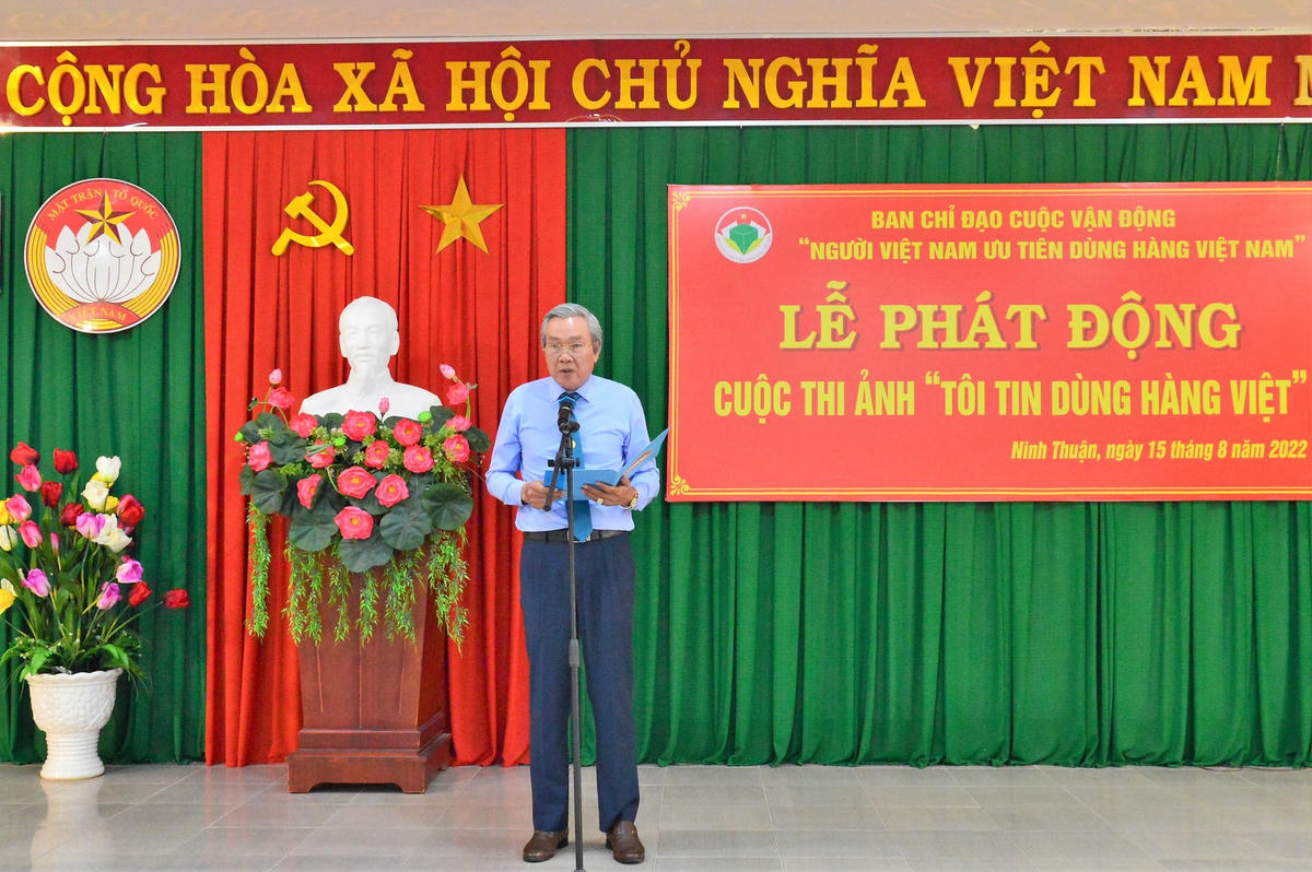 Ông Lê Văn Bình, Chủ tịch Ủy ban MTTQ Việt Nam tỉnh Ninh Thuận phát động Cuộc thi ảnh “Tôi tin dùng hàng Việt”.