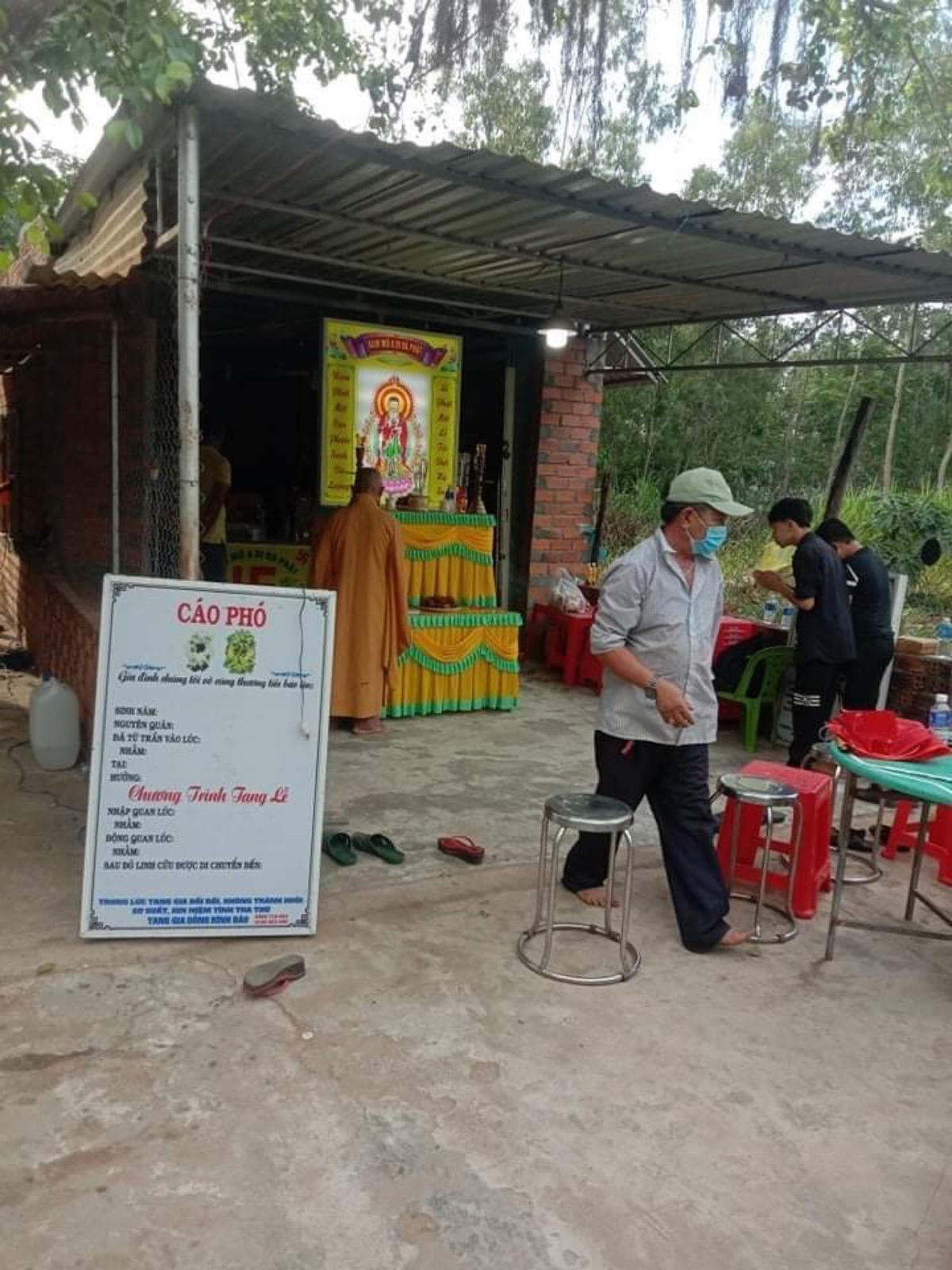 Gia đình lo hậu sự cho hai em.